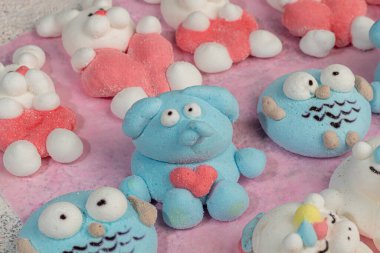 Hafif bir arka planda el yapımı hayvan şeklinde marshmallow. Bir fincan kahvenin içinde. Kadınlar Günü, Sevgililer Günü. Boşluğu kopyala.