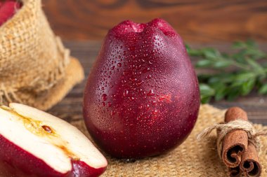 Koyu, ahşap arka planda kırmızı elmalar. Seçici odaklanma. Hasat. Sağlıklı yiyecekler. Boşluğu kopyala.