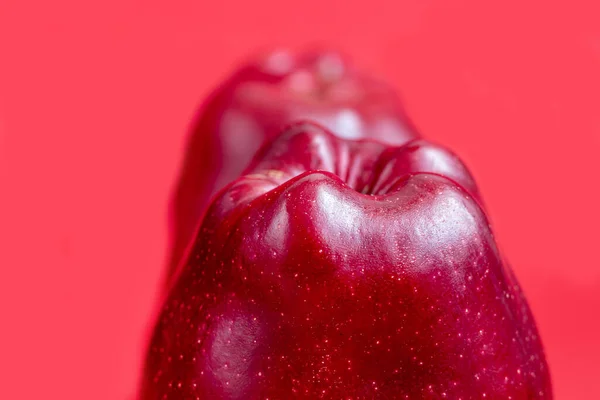 Maçãs Vermelhas Fundo Colorido Foco Seletivo Colheita Comida Saudável Espaço — Fotografia de Stock