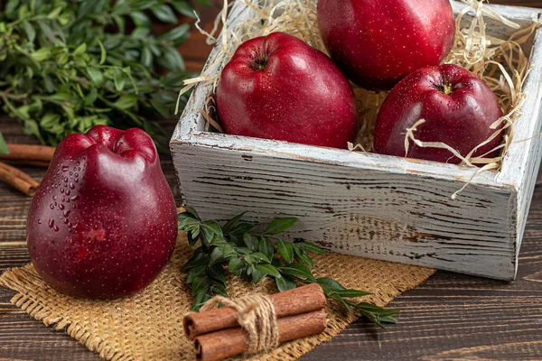 Red Apples Dark Wooden Background Selective Focus Harvesting Healthy Food — Stock Photo, Image