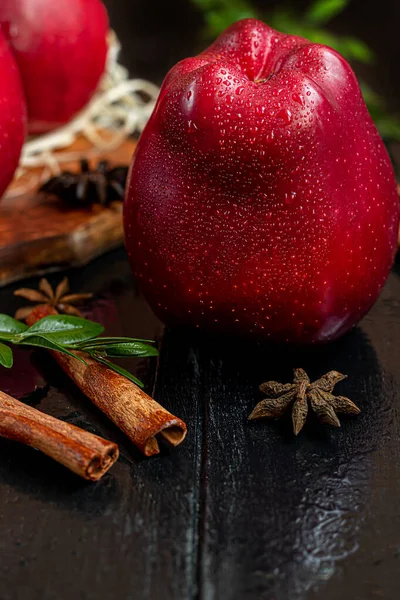 Maçãs Vermelhas Fundo Escuro Madeira Foco Seletivo Colheita Comida Saudável — Fotografia de Stock