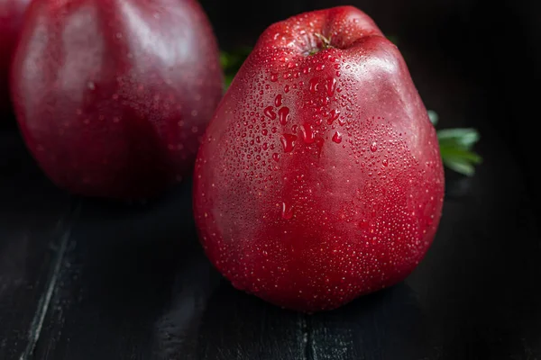 Maçãs Vermelhas Fundo Escuro Madeira Foco Seletivo Colheita Comida Saudável — Fotografia de Stock