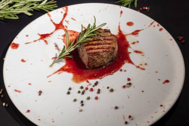 Soslu et tabağı. Tavuk göğsü, kızarmış domuz. Maydanoz. Hardal sosu ve ketçap. Karanlık bir arka planda. Boşluğu kopyala.