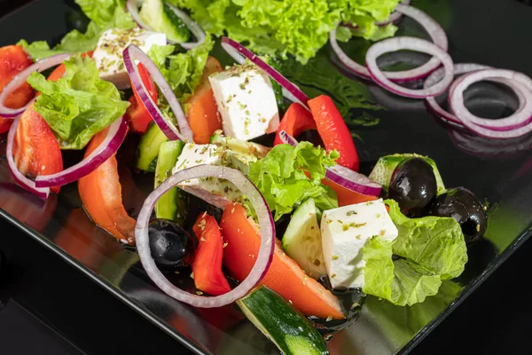 Ensalada Griega Con Feta Tomates Aceitunas Lechuga Sobre Fondo Oscuro —  Fotos de Stock