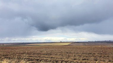 Savaş sırasında Ukrayna 'da zaman ekiyorum. Tahıl ekmek için tarlaları hazırlıyorum. Mavi gökyüzü, sürülmüş toprak. terör.