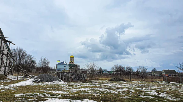 Błękitne Niebo Chmurami Droga Wyjście Okupowanych Terytoriów Wojna Ukrainie Ucieczka — Zdjęcie stockowe