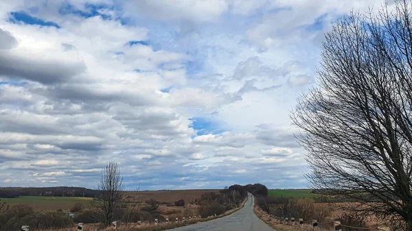 Céu Azul Com Nuvens Estrada Saída Dos Territórios Ocupados Guerra — Fotografia de Stock