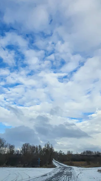 Голубое Небо Облаками Дорога Выход Оккупированных Территорий Война Украине Побег — стоковое фото
