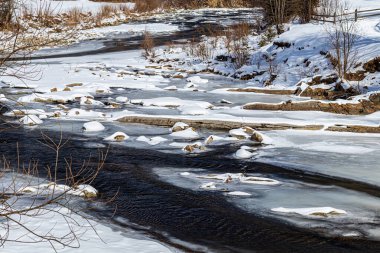 Batı Ukrayna doğası. Dağlar, nehirler ve ormanlar. Savaş mültecileri için barınak. İşgal altındaki bölgelerden ayrılın. Ukrayna 'da savaş. Terör ve soykırım.