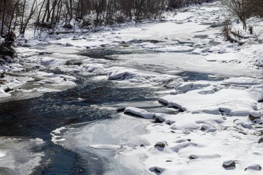 Batı Ukrayna doğası. Dağlar, nehirler ve ormanlar. Savaş mültecileri için barınak. İşgal altındaki bölgelerden ayrılın. Ukrayna 'da savaş. Terör ve soykırım.
