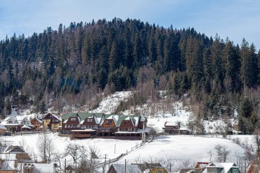 Batı Ukrayna doğası. Dağlar, nehirler ve ormanlar. Savaş mültecileri için barınak. İşgal altındaki bölgelerden ayrılın. Ukrayna 'da savaş. Terör ve soykırım.