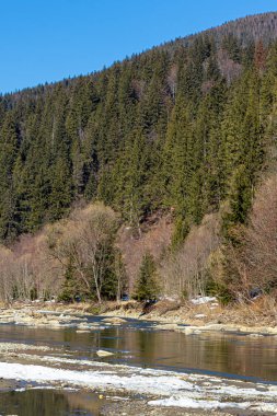 Batı Ukrayna doğası. Dağlar, nehirler ve ormanlar. Savaş mültecileri için barınak. İşgal altındaki bölgelerden ayrılın. Ukrayna 'da savaş. Terör ve soykırım.