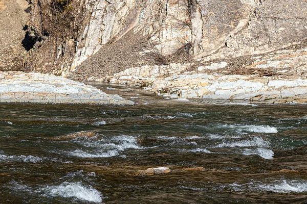 Batı Ukrayna doğası. Dağlar, nehirler ve ormanlar. Savaş mültecileri için barınak. İşgal altındaki bölgelerden ayrılın. Ukrayna 'da savaş. Terör ve soykırım.