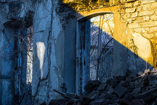 Batı Ukrayna 'nın köylerindeki evler ve manzaralar. İşgal altındaki bölgelerden ayrılın. Ukrayna 'da savaş. Terör ve soykırım.