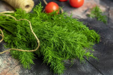 Salata için taze sebzeler. Domates ve marul, kabaklı salatalık ve dereotlu lahana. Bahar hasadı, sosyal yardım ve vitaminler. Karanlık bir arka planda.