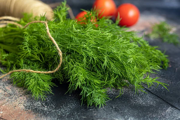 Verduras frescas para ensalada. Tomates y lechuga, pepinos con calabacín y col con eneldo. Cosecha de primavera, beneficios y vitaminas. Sobre un fondo oscuro. — Foto de Stock