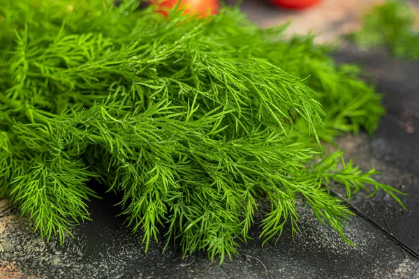 Verduras frescas para ensalada. Tomates y lechuga, pepinos con calabacín y col con eneldo. Cosecha de primavera, beneficios y vitaminas. Sobre un fondo oscuro. — Foto de Stock