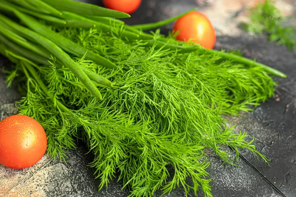 Verduras frescas para ensalada. Tomates y lechuga, pepinos con calabacín y col con eneldo. Cosecha de primavera, beneficios y vitaminas. Sobre un fondo oscuro. — Foto de Stock