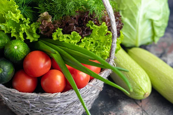 Legume Proaspete Pentru Salată Într Coș Roșii Castraveți Dovlecei Varză Fotografie de stoc