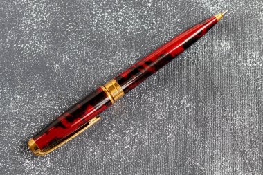 Mermer ve gri arka planda dolmakalem. Seçici odaklanma. Boşluğu kopyala.