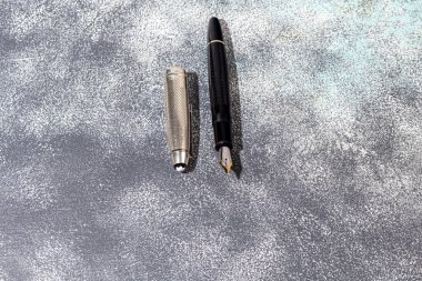 Mermer ve gri arka planda dolmakalem. Seçici odaklanma. Boşluğu kopyala.