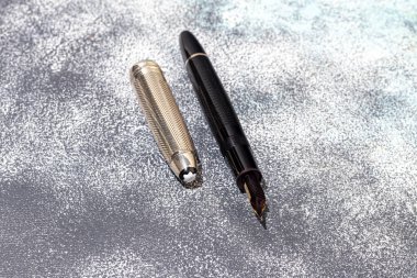 Mermer ve gri arka planda dolmakalem. Seçici odaklanma. Boşluğu kopyala.