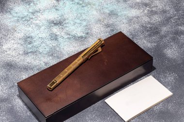 Mermer ve gri arka planda dolmakalem. Seçici odaklanma. Boşluğu kopyala.