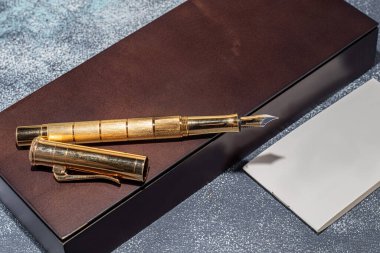 Mermer ve gri arka planda dolmakalem. Seçici odaklanma. Boşluğu kopyala.