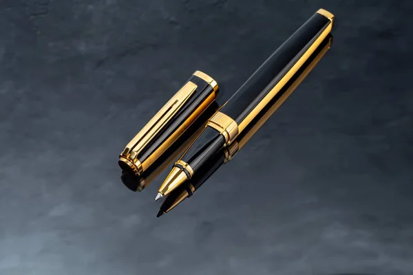 Mermer ve gri arka planda dolmakalem. Seçici odaklanma. Boşluğu kopyala.