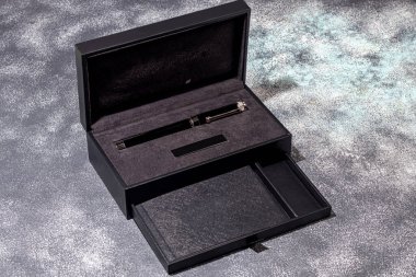 Mermer ve gri arka planda dolmakalem. Seçici odaklanma. Boşluğu kopyala.