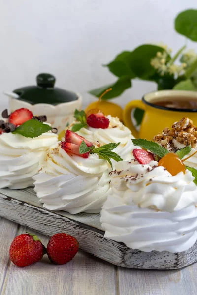 Pavlova Meringue Cakes Whipped Cream Fresh Strawberries Mint Leaves Selective — Stock Photo, Image