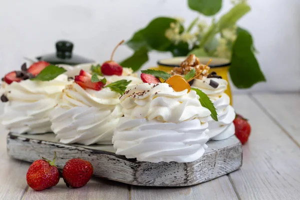 Pavlova Baiser Kuchen Mit Schlagsahne Und Frischen Erdbeeren Minzblättern Selektiver — Stockfoto
