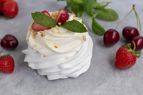 Pavlova Meringue Cakes Whipped Cream Fresh Strawberries Mint Leaves Selective — Stock Photo, Image