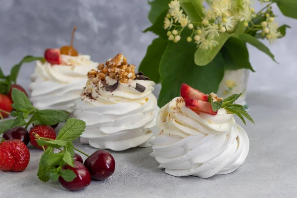Pavlova Meringue Cakes Met Slagroom Verse Aardbeien Muntblaadjes Selectieve Focus — Stockfoto