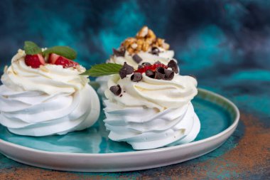 Krem şantili ve taze çilekli Pavlova kremalı kekler, nane yaprağı. Seçici odaklanma. Boşluğu kopyala.