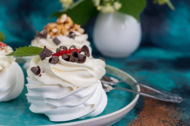 Krem şantili ve taze çilekli Pavlova kremalı kekler, nane yaprağı. Seçici odaklanma. Boşluğu kopyala.