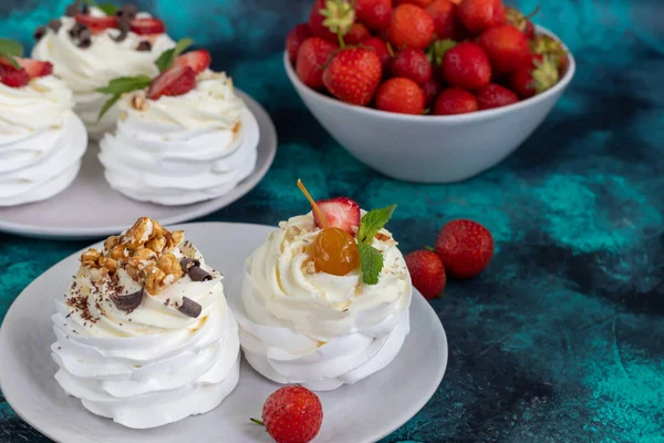 Pavlova Meringue Cakes Met Slagroom Verse Aardbeien Muntblaadjes Selectieve Focus — Stockfoto