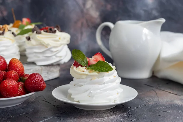 Pavlova Meringue Cakes Whipped Cream Fresh Strawberries Mint Leaves Selective — Stock Photo, Image