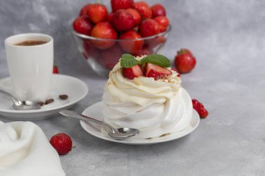 Krem şantili ve taze çilekli Pavlova kremalı kekler, nane yaprağı. Seçici odaklanma. Boşluğu kopyala.