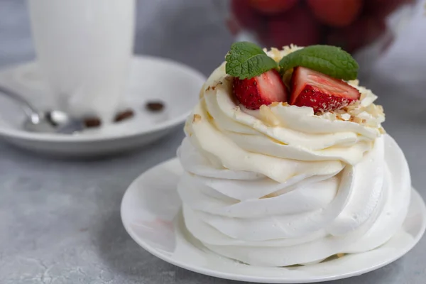 Pavlova Meringue Cakes Whipped Cream Fresh Strawberries Mint Leaves Selective — Stock Photo, Image