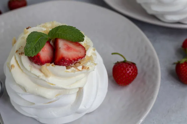 Pavlova Meringue Cakes Whipped Cream Fresh Strawberries Mint Leaves Selective — Stock Photo, Image