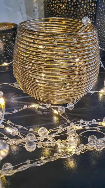 Karanlık bir arka planda çeşitli şekillerde şamdanlar. Ev dekoru. Boşluğu kopyala.