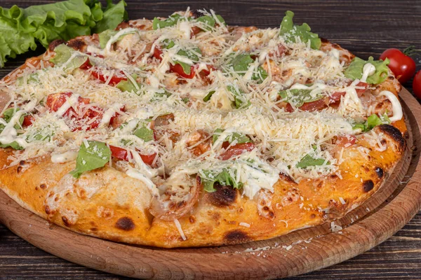 Pizza Con Pancetta Formaggio Erbe Aromatiche Pomodorini Con Mozzarella Gamberetti — Foto Stock