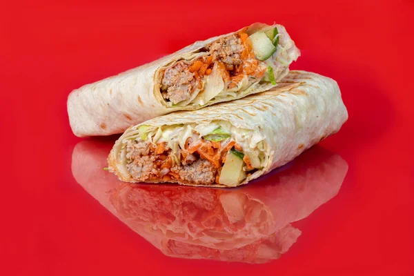 鸡肉卷和蔬菜 新鲜的卷心菜 胡萝卜和蔬菜 在一个彩色的背景 Shawarma 复制空间 — 图库照片