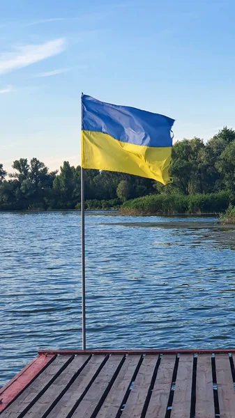 Bandiere Ucraine Sventolano Sul Molo Del Fiume Giornata Estiva Sole — Foto Stock