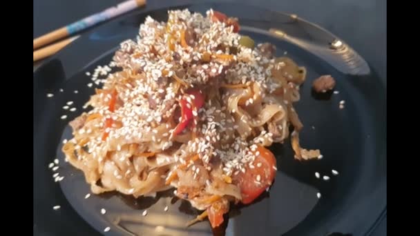 Udon Noodles Meat Mushrooms Vegetables Sprinkled Sesame Seeds Asian Food — Video Stock