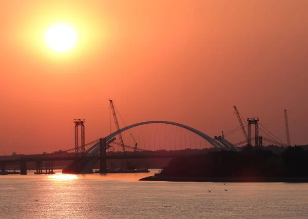 Sun Rises Mississippi Bridge Construction Site — стоковое фото