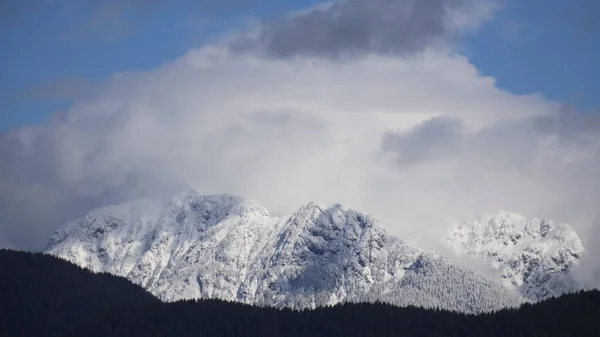 Ver Besneeuwde Bergen Wolken — Stockfoto