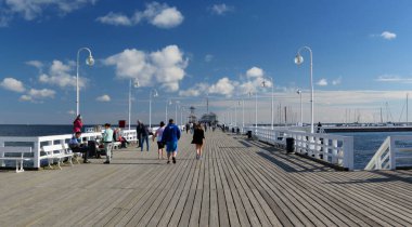 Güneşli bir günde Sopot Molo 'da yürümek                               