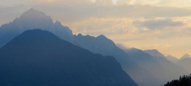 İtalyan Alpleri 'nin sabah puslu perspektifi                               